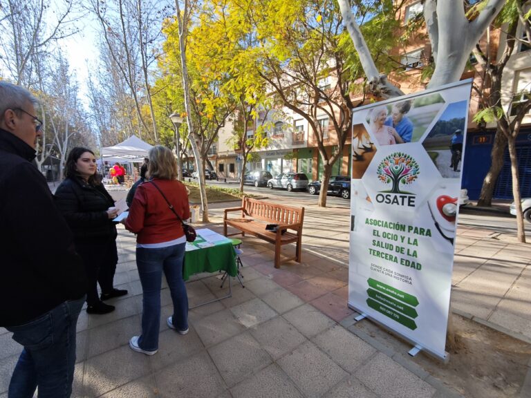 OSATE Asociación acerca sus beneficios a los mayores en el Mercadillo Artesanal de San Valentín en El Ranero